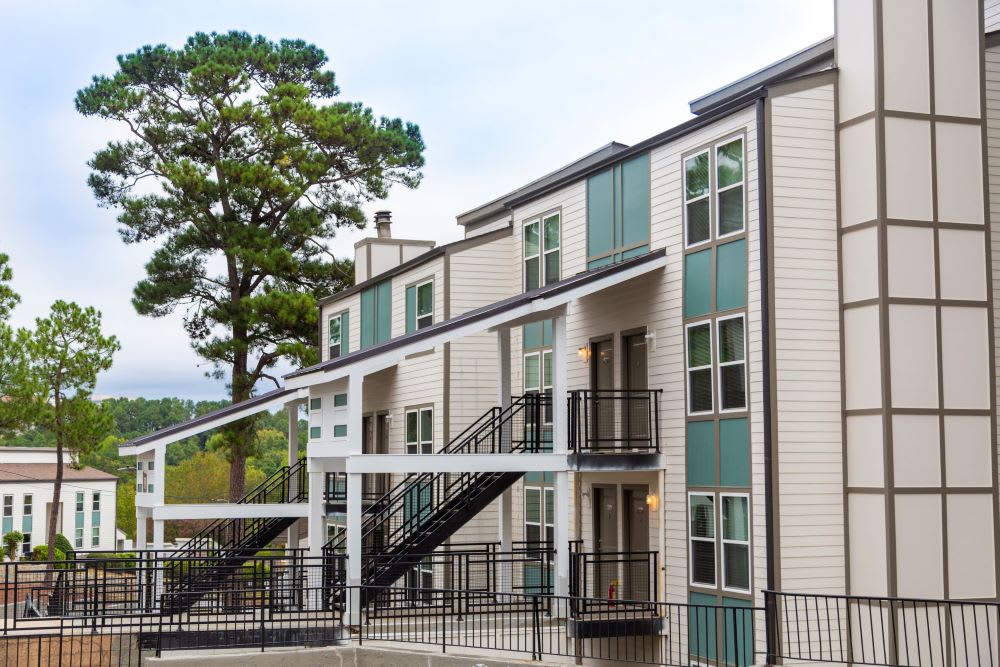 Apartments near Cumberland Mall The Halsten at Vinings Mountain